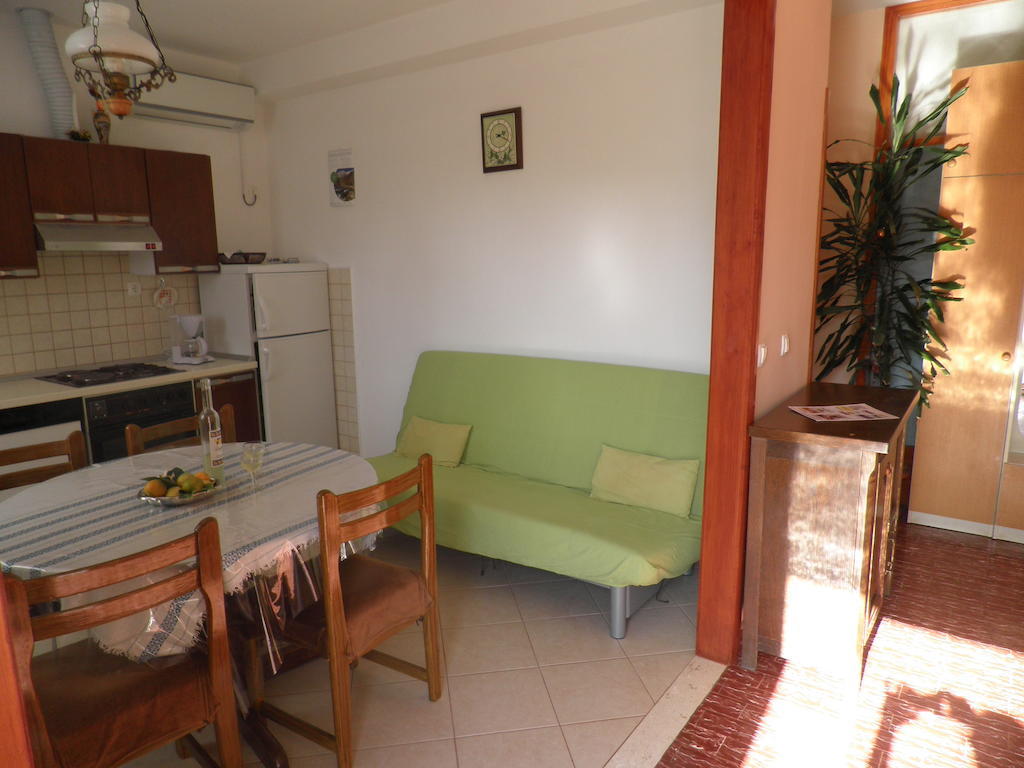 Apartments Holiday Lumbarda Bilik gambar